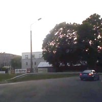 Video: Neuzmanīga meitene gandrīz paskrien zem auto riteņiem