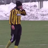 Хит зимнего сезона: Футболист на поле разговаривал по телефону