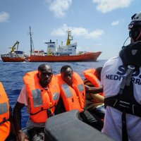Migrantiem uz glābšanas kuģa 'Aquarius' atļauts izkāpt krastā Maltā