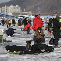 Foto: Dienvidkorejieši masveidā ļaujas žibulēšanas azartam