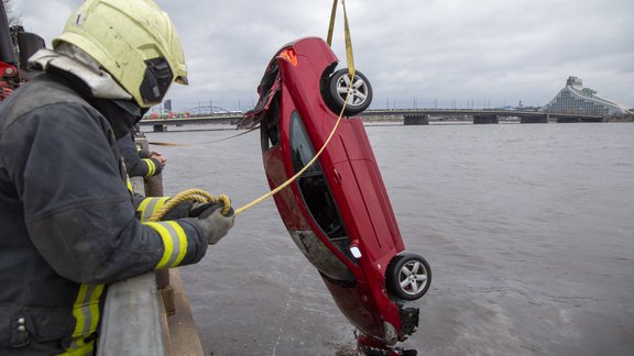 No Daugavas izceļ nogrimušo auto - 19