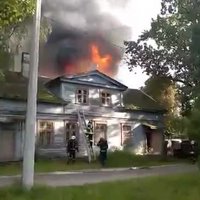 ФОТО, ВИДЕО: В Болдерае сгорел двухэтажный дом - жители спаслись