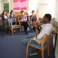 Aptauja: Ārvalstu studentus Latvijā pārsteidz strādīgums un interneta ātrums