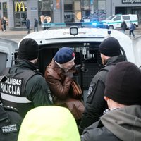 Leģionāru atceres gājienā atkal aizturēta 'Putina fane' Jeļena Kreile