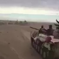 Video: Putekļu apņemti irākieši tuksnesī dzenā pēdējās 'Daesh' paliekas