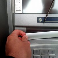 ФОТО: Будьте осторожны - в Риге появились банкоматные мошенники (+комментарий Nordea)