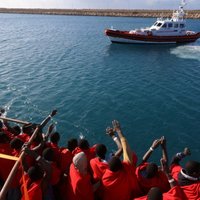 Itālija ļauj izkāpt krastā nepilngadīgiem imigrantiem no krasta apsardzes kuģa