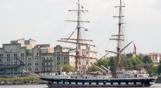Fotoreportāža: 'The Tall Ships Races' atvadās no Rīgas ar greznu parādi