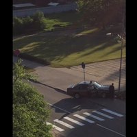Video: Balvos rīta agrumā 'Mercedes' ietriecas stabā