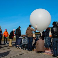 Video un foto: Ventspils studenti stratosfērā palaiž zondi 'Irbe-1'