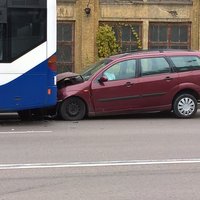ФОТО: Авария на Ганибу дамбис – Ford "влетел" в автобус Rīgas Satiksme