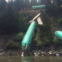 Foto: ASV no sliedēm noskrējis vilciens ar 'Boeing' fizelāžām