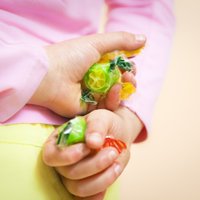 Pētījums: bērni biežāk ēd saldumus un pusfabrikātus, nevis augļus un graudaugus