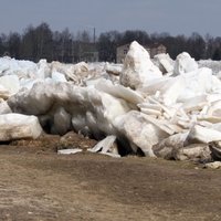 Daugavā pie Daugavpils ledus masa sākusi ceļu lejup pa upi