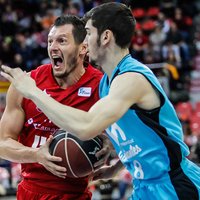 Visu Latvijas basketbolistu pārstāvētās komandas uzvar Spānijas čempionāta spēlēs; Kurucs debitē