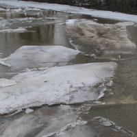 Vairākās upēs ūdens līmenis sācis kristies, daudzviet iet ledus