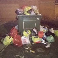Foto: Atkritumu apsaimniekotāja maiņas dēļ Jūrmalas iedzīvotāji 'slīkst' atkritumos