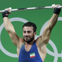 Irāņu svarcēlājs Rostami paceļ pasaules rekordu un iegūst olimpisko zeltu