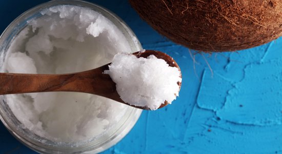 Pārvērtētais brīnumlīdzeklis: kad kokosriekstu eļļa patiešām palīdz un kad kaitē
