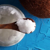 Pārvērtētais brīnumlīdzeklis: kad kokosriekstu eļļa patiešām palīdz un kad kaitē