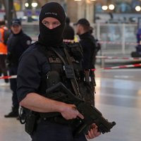 Parīzē uzbrucējs sadūris sešus cilvēkus