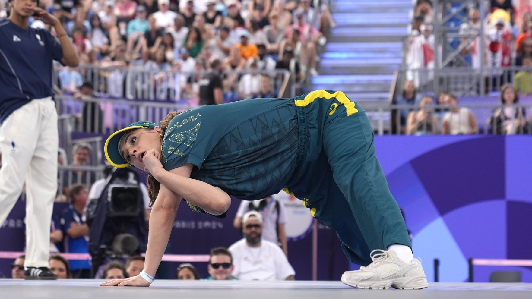 Parīzē par sensāciju kļuvusī austrāliešu breikdensa sportiste atkal nokļūst mediju uzmanības centrā