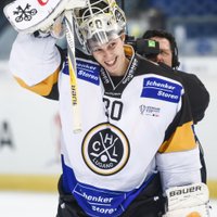 Hokeja vārtsargi Merzļikins un Punnenovs sekmē savu komandu uzvaras Šveices čempionātā