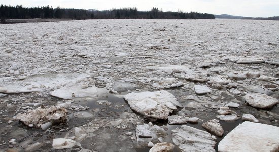 Pļaviņās Daugava ir pilna ar ledu, taču applūšana nedraud, saka pārvaldes vadītājs