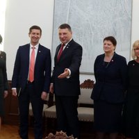 Prezidents un 'Saskaņa' atrod kopsaucēju – 'sarkanās līnijas' nav nekas labs, pauž Dombrovskis
