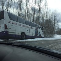 Foto: Murjāņos grāvī ieslīdējis Latvijas Handbola federācijas autobuss