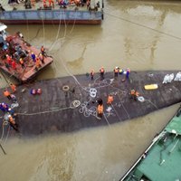 No Jandzi upē avarējušā kuģa izceļ desmitiem bojāgājušo
