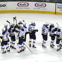 'Blues' pieveic 'Sharks' un panāk izlīdzinājumu NHL Rietumu konferences finālsērijā
