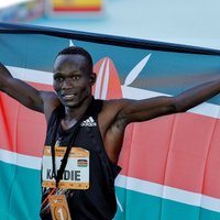 Kenijietis Kendijs Valensijā labo pasaules rekordu pusmaratona distancē