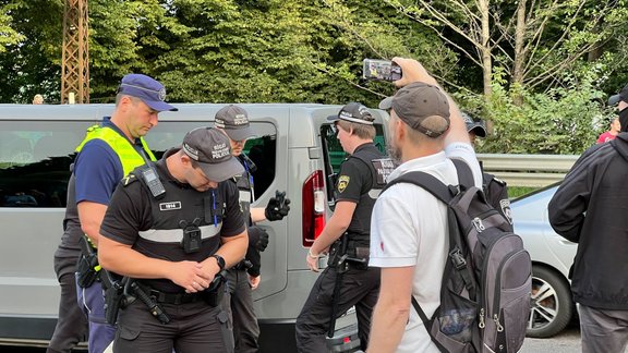 Pie nojaucamā pieminekļa Pārdaugavā pulcējas daži protestētāji - 14