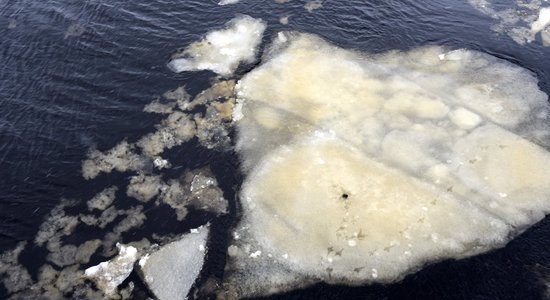 Под Тервете два человека провалились под лед и утонули