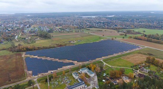 Foto: Investējot astoņus miljonus eiro, Ādažu novadā atklāts jauns saules paneļu parks