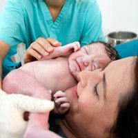 Bērns nav 'produkts'; dūla skaidro, kāpēc uzreiz pēc dzemdībām ir svarīgi zīdaini ielikt mātes klēpī