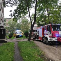 ФОТО: В многоэтажке в Кенгарагсе возник пожар, пострадал один человек