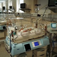 Dzemdību nams dāvanā saņēmis ierīci oglekļa dioksīda un skābekļa daudzuma asinīs mērīšanai jaundzimušajiem