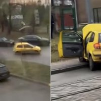 Video: Rīgā pie tehniskās pārbaudes dzeltens mazauto uzsācis bēgšanu no policijas