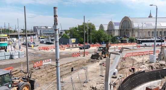 Foto: Rīgas krastmalā turpina būvēt 'Rail Baltica'; būs jaunas satiksmes izmaiņas