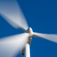 'Ignitis' investē 300 miljonus eiro vēja parkā Pluņģes rajonā