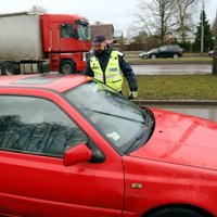 Desmit eiro kukuļa došana policistam Lietuvas pilsonim beidzas ar 100 stundām piespiedu darba