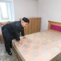 Ким Чен Ын стал героем мемов из-за странного фото с кроватью