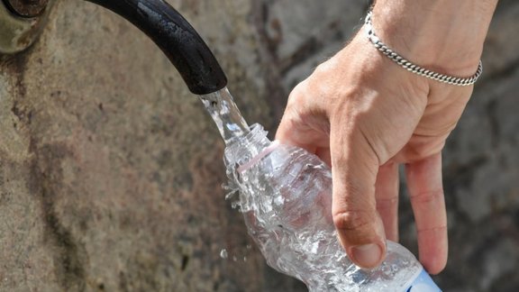 water fountains,ūdens,krāns,ūdens padeve,plastmasas pudele,ūdens krāns