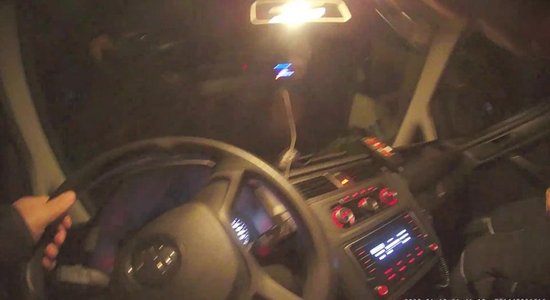 ВИДЕО. Полицейские задержали в Саласпилсе пьяного вооруженного мужчину