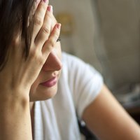 Kā atpazīt un novērst nomācošās galvassāpes vai migrēnu
