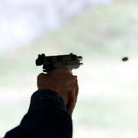 Brīvdienās kopmītnēs Ķengaragā šauts uz policistu; aizturēti divi vīrieši