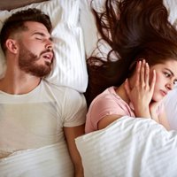 Lai miega dēļ nebūtu jāšķiras: kā risināt krākšanas problēmu