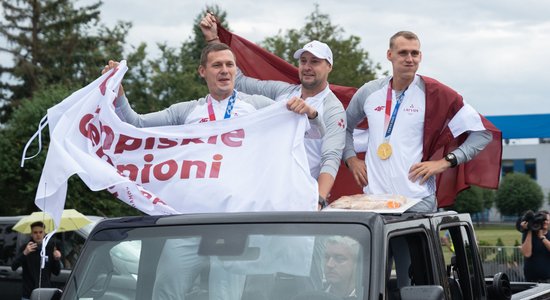 ФОТО, ВИДЕО. Олимпийских чемпионов по баскетболу приветствовали в Риге сотни болельщиков